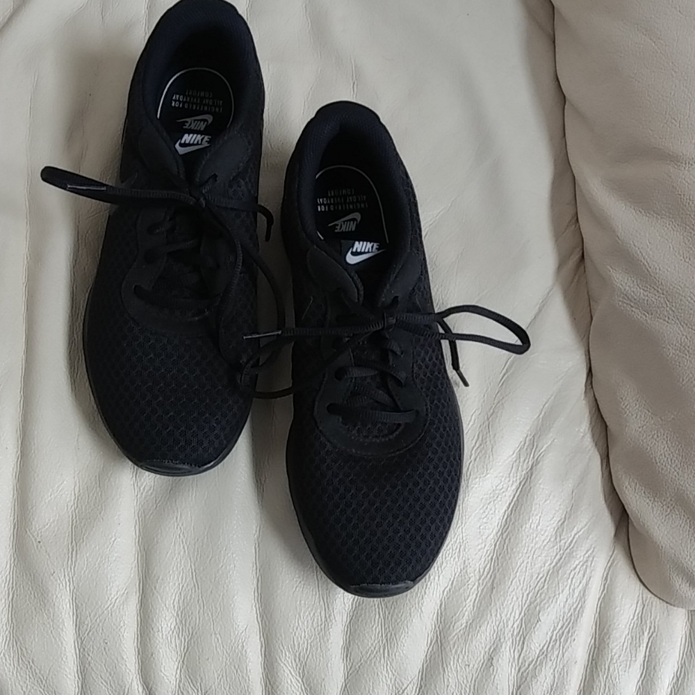 Nike Tanjun Black Lace Up Athletic Sneakers
